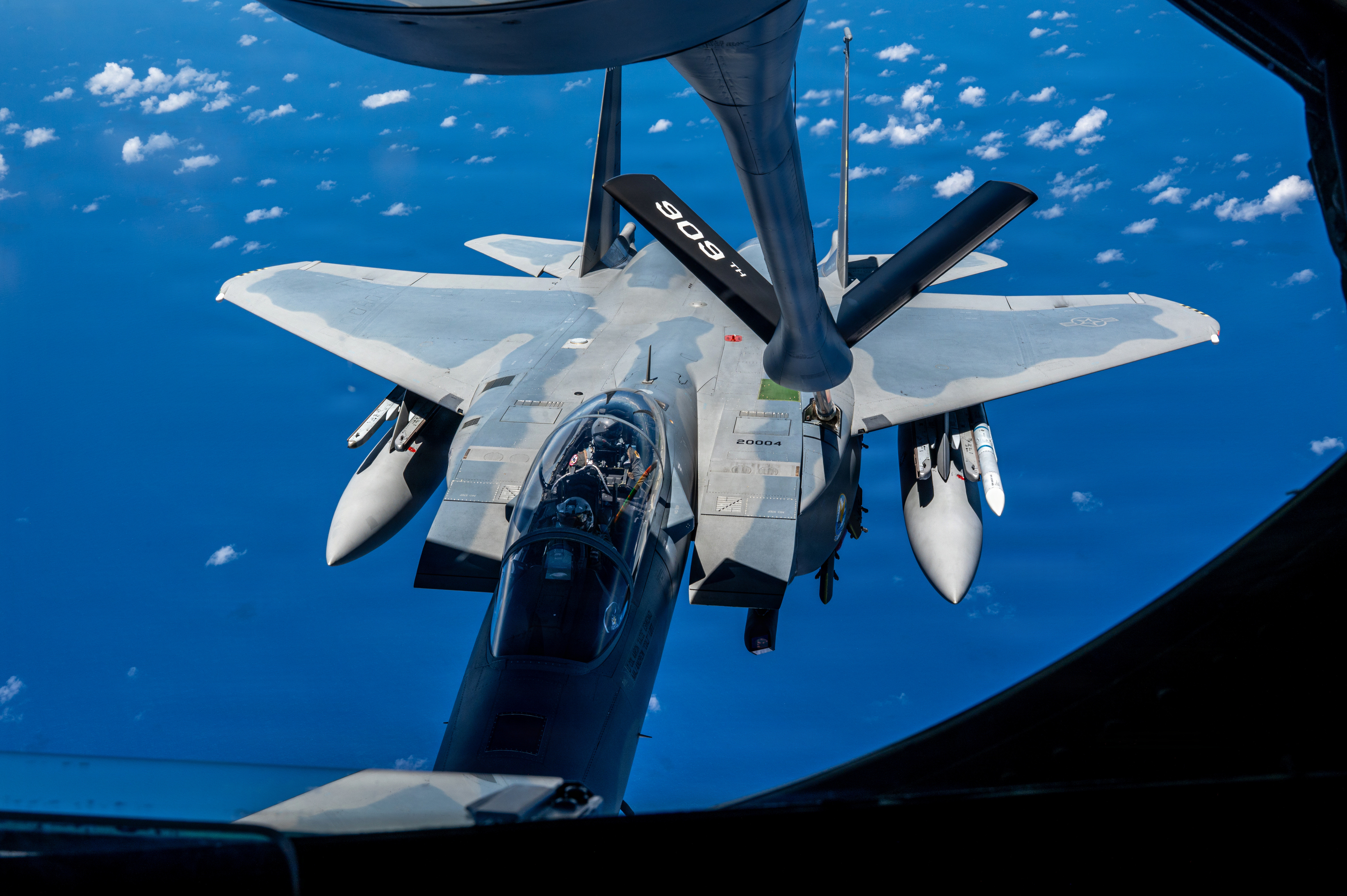 太平洋上でKC-135へ接近する米空軍F-15EX Eagle II。機体全体が確認できる公式写真