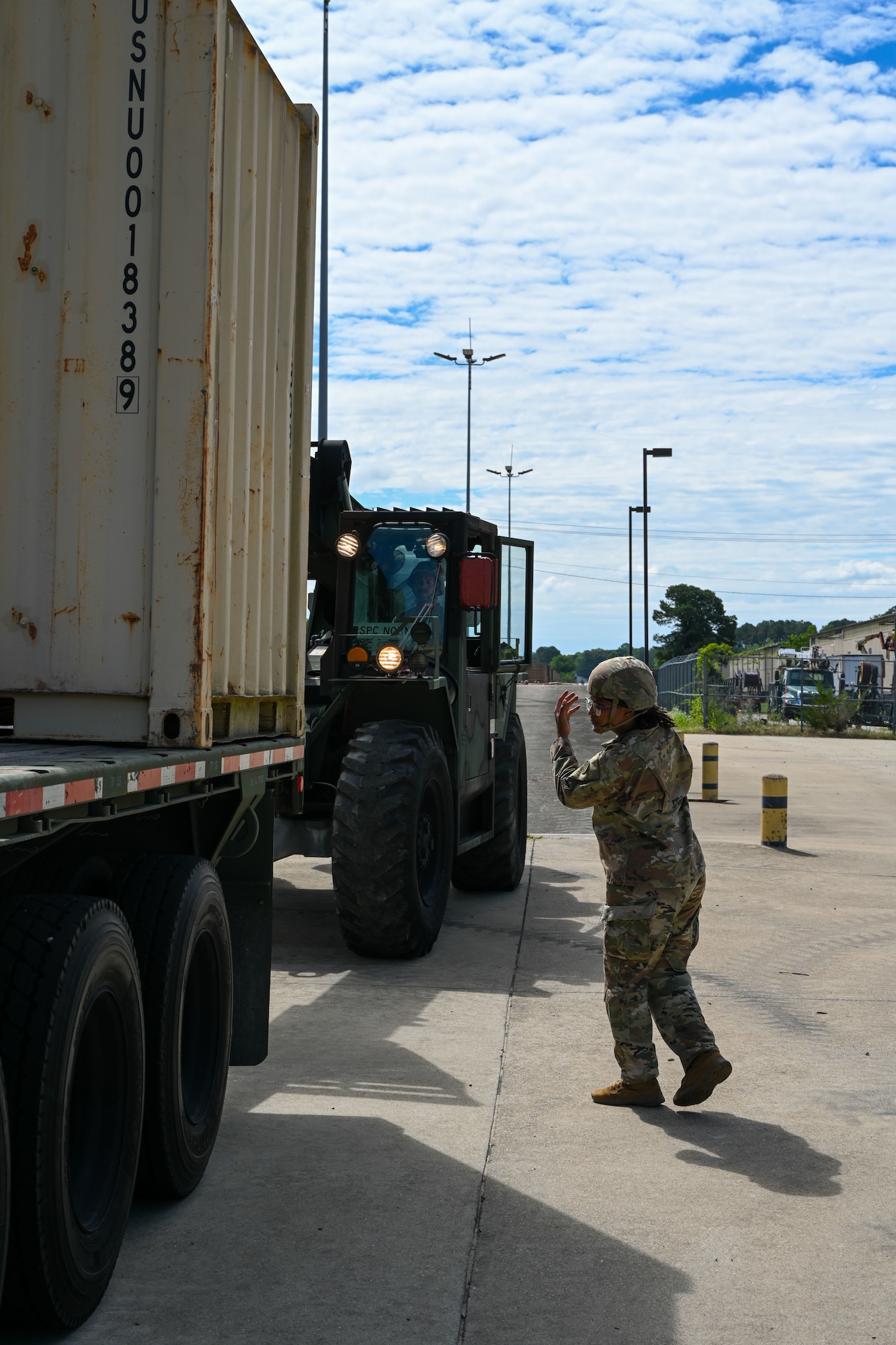Soldier guides a forklift driver to lift cargo. (U.S. Air Force photo by Airman 1st Class Donnell Ramsey)