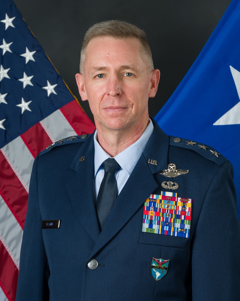 Lt. Gen. Evan Pettus official portrait.