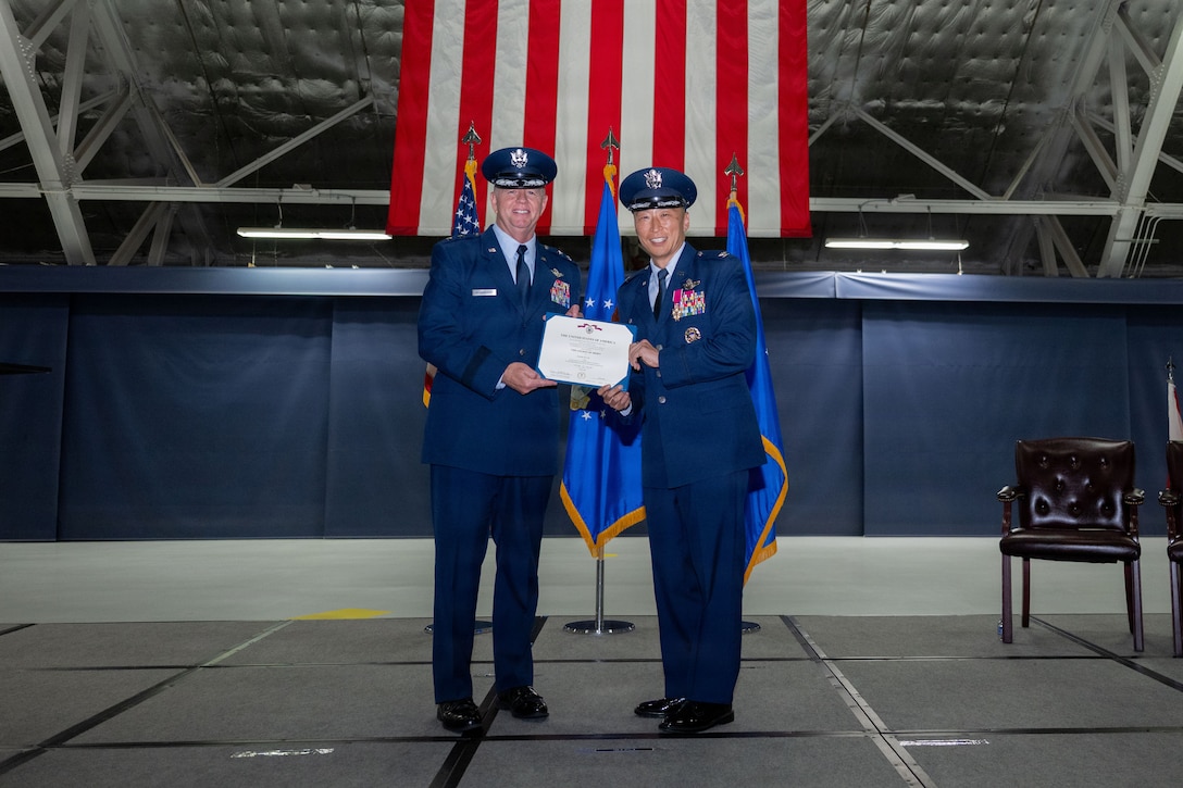 Officer receives an award.