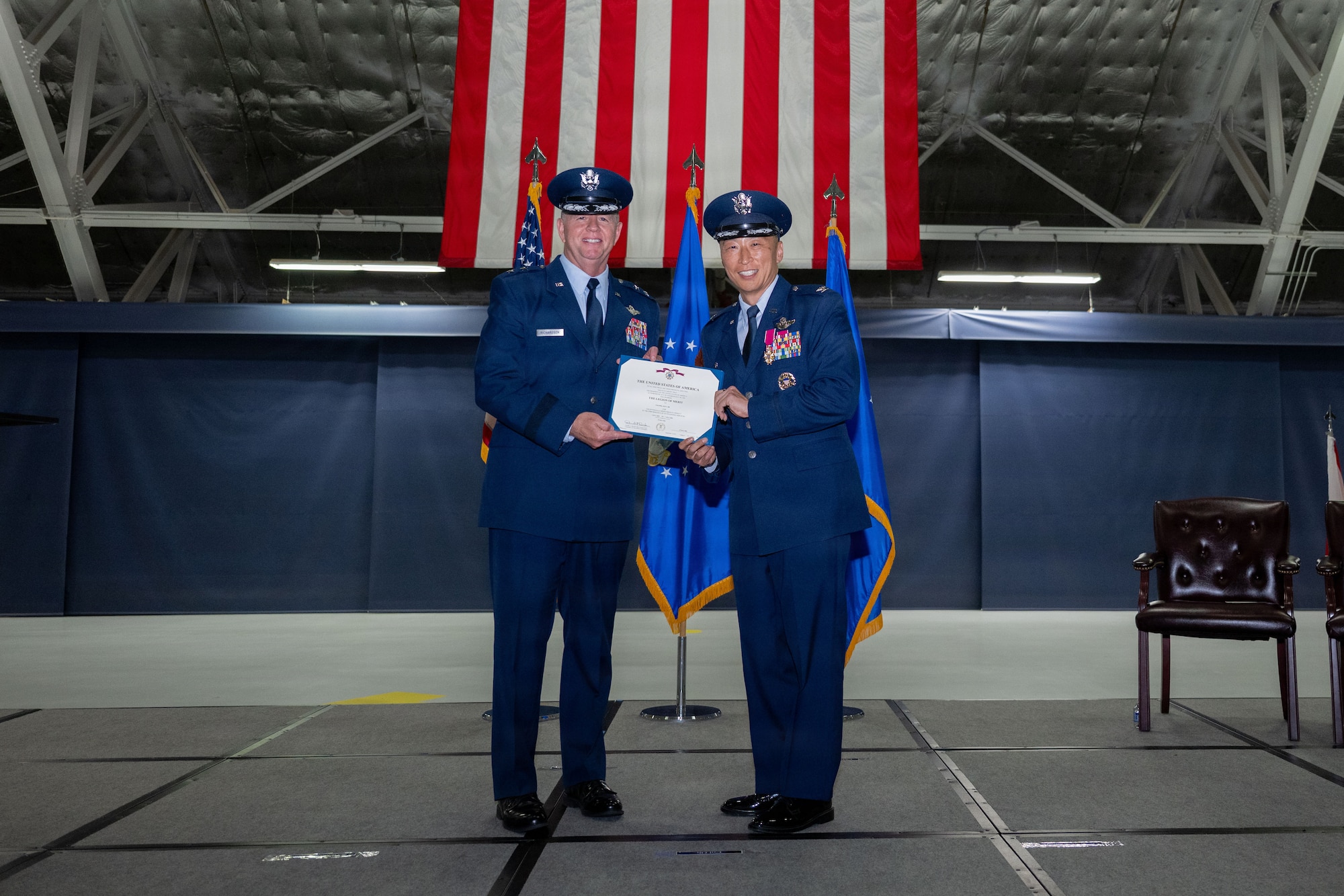 Officer receives an award.