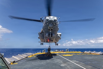 A Royal Canadian Navy CH-148 Cyclone helicopter prepares to conduct an external lift over the flight deck of Halifax-class frigate HMCS Ottawa (FFH 341) in the Pacific Ocean off the coast of Hawaii during the sea phase of Exercise Rim of the Pacific 2026, July 8, 2026.