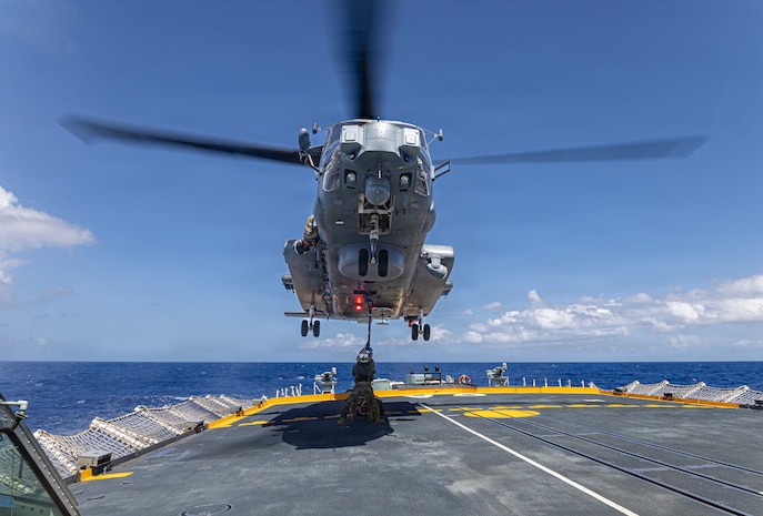 A Royal Canadian Navy CH-148 Cyclone helicopter prepares to conduct an external lift over the flight deck of Halifax-class frigate HMCS Ottawa (FFH 341) in the Pacific Ocean off the coast of Hawaii during the sea phase of Exercise Rim of the Pacific 2026, July 8, 2026.