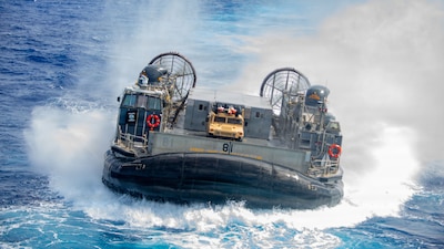 anding Craft, Air Cushion (LCAC) 81, attached to Assault Craft Unit (ACU) 5, approaches Wasp-class amphibious assault ship USS Essex (LHD 2) during LCAC operations at Exercise Rim of the Pacific (RIMPAC) 2026, July 11, 2026.