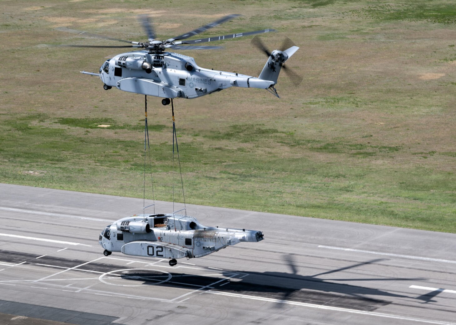 A CH-53K from Air Test and Evaluation Squadron 21 (HX-21) performs a recovery rigging evaluation of a CH-53K Engineering Development Model without engines, most gearboxes and tail pylon. This expansion of the aircraft’s capabilities, including understanding the flight characteristics and load dynamics in such a heavy lift, ensures the Marine Corps can safely execute a Tactical Recovery of Aircraft and Personnel (TRAP) mission in the future.