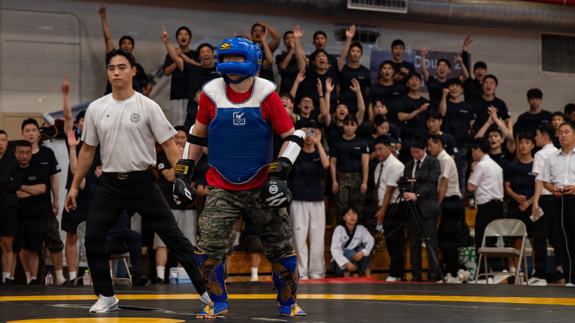 Crowd cheers during a spar.