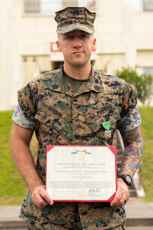 海軍・海兵隊功績章を授与されたザカリー・ロビン二等軍曹