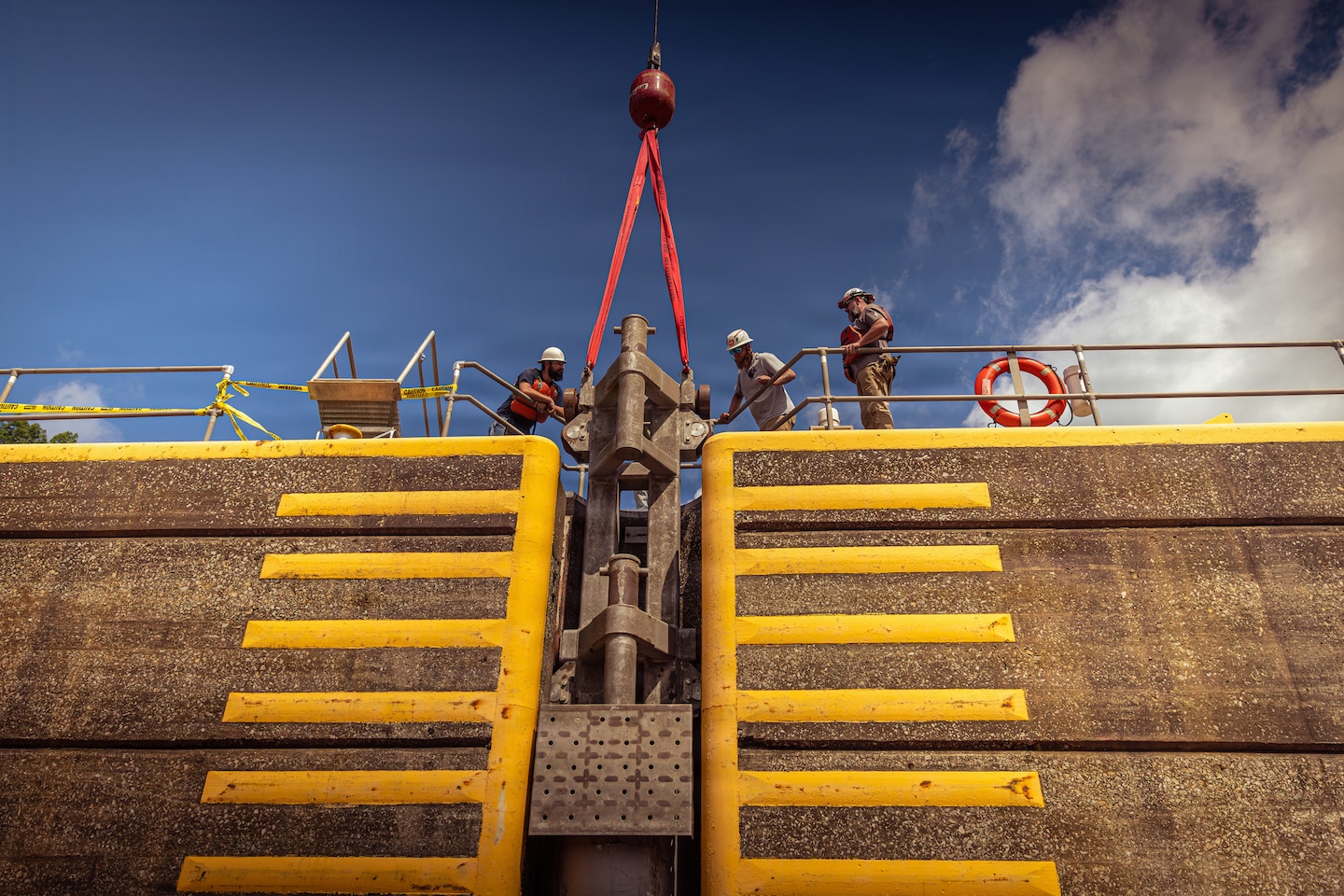 Light Capacity Fleet Supports Critical Repairs at Cannelton Lock and Dam replacing emergency gates.