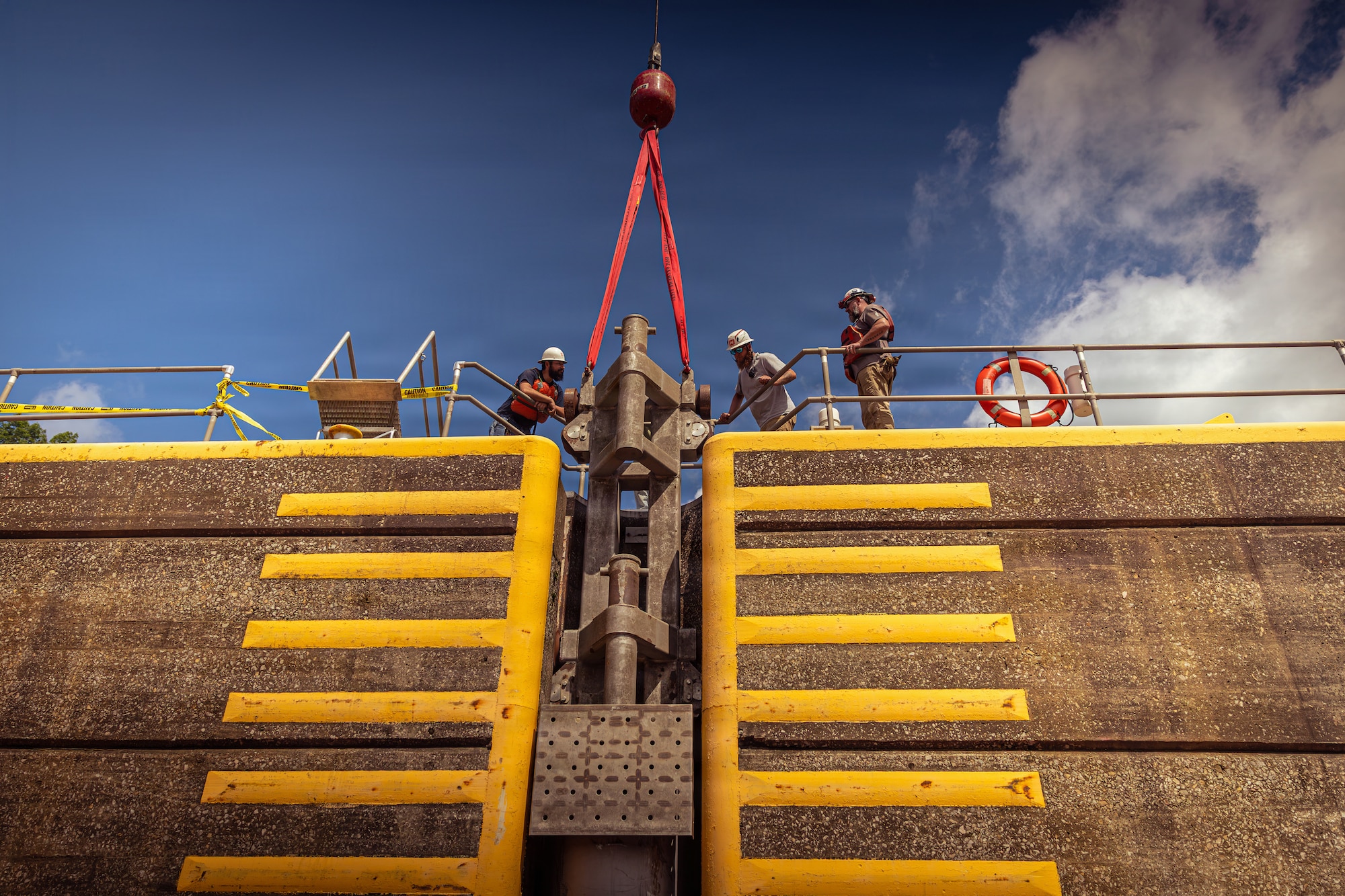 Light Capacity Fleet Supports Critical Repairs at Cannelton Lock and Dam replacing emergency gates.