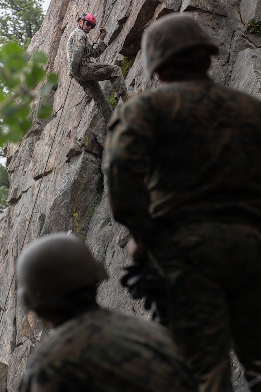 MTX 26-3 | 3/25 Conducts a Rappelling Course