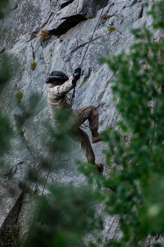 MTX 26-3 | 3/25 Conducts a Rappelling Course