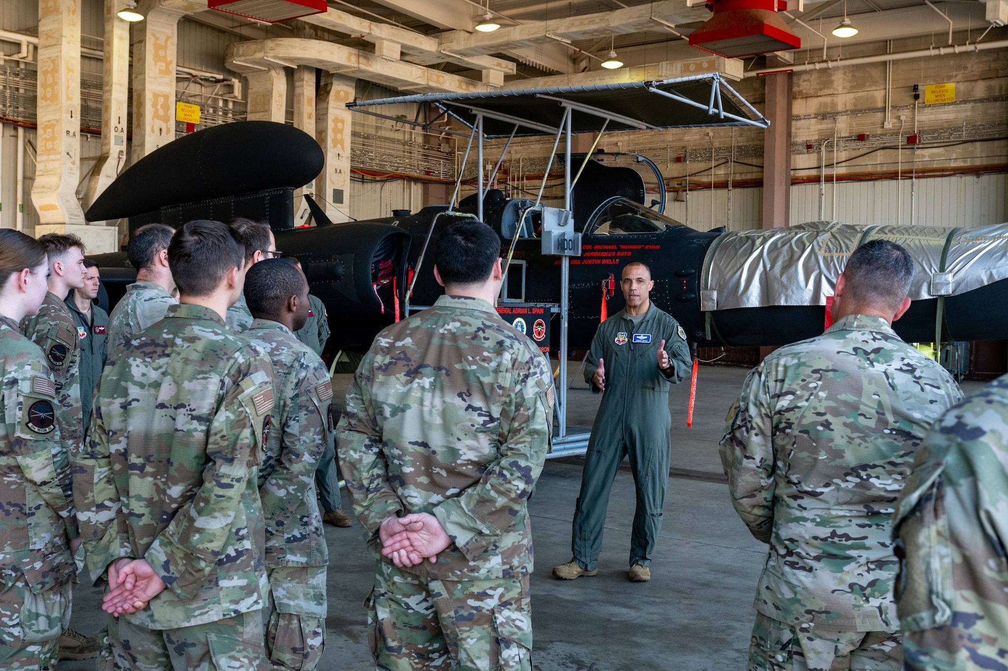 A commander speaks with Airmen.