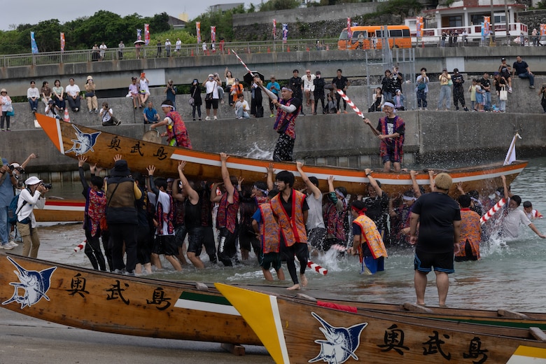 旧暦5月4日の「ユッカヌヒー」にあたる6月18日、南城市奥武島にて奥武島ハーリー（ハーレー）が開催されました。