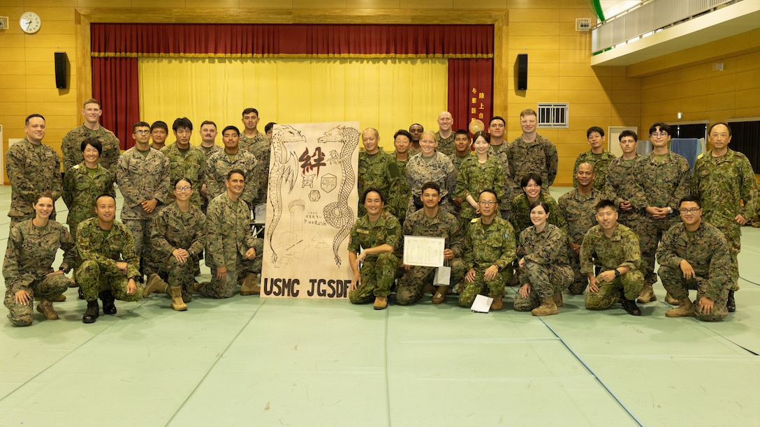 6月28日、陸上自衛隊与那国駐屯地において、日米共同実動訓練「レゾリュート・ドラゴン26」の一環として実施された二国間人道支援及び災害救助の演習訓練が終了し、第９工兵支援大隊のダニエル・ベネット伍長と第３医療大隊のエメル・ナヴァル三等衛生兵曹に対し、陸上自衛隊第１５旅団から褒賞状が授与されました。