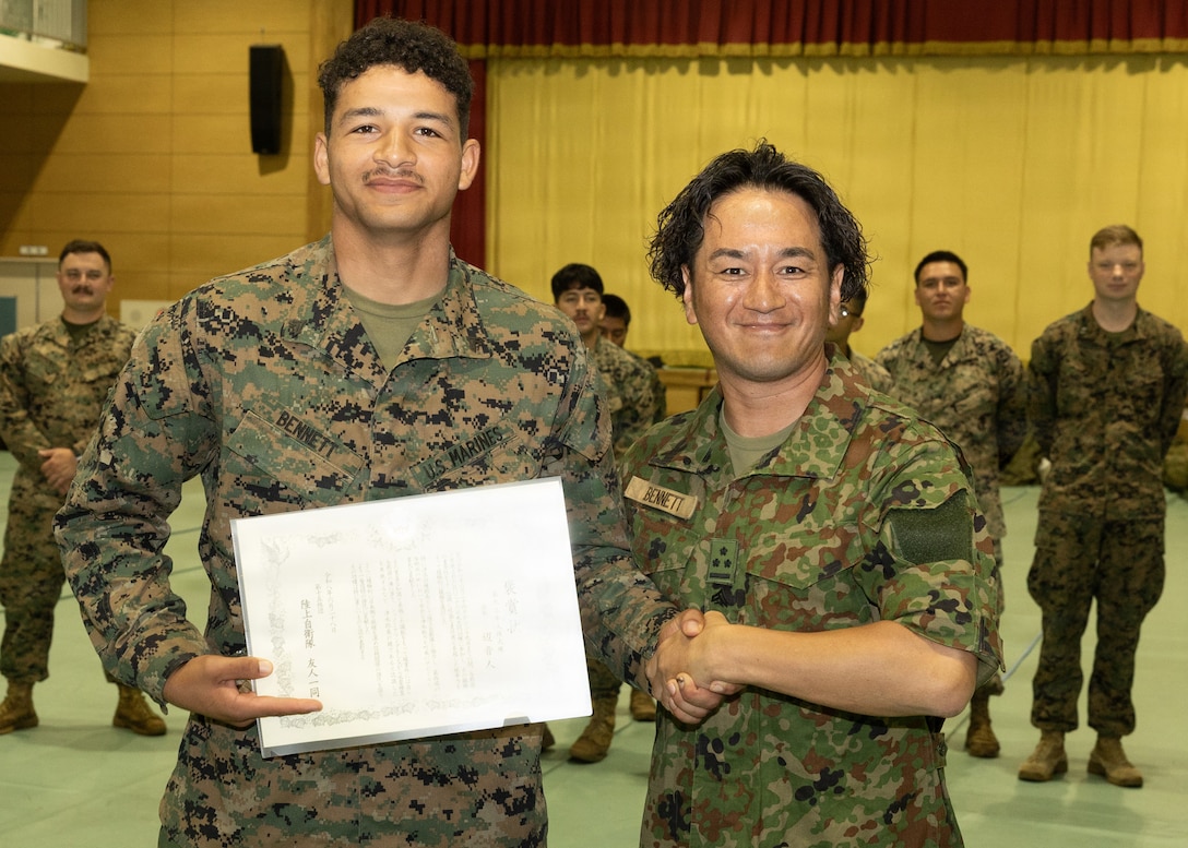 6月28日、陸上自衛隊与那国駐屯地において、日米共同実動訓練「レゾリュート・ドラゴン26」の一環として実施された二国間人道支援及び災害救助の演習訓練が終了し、第９工兵支援大隊のダニエル・ベネット伍長と第３医療大隊のエメル・ナヴァル三等衛生兵曹に対し、陸上自衛隊第１５旅団から褒賞状が授与されました。
