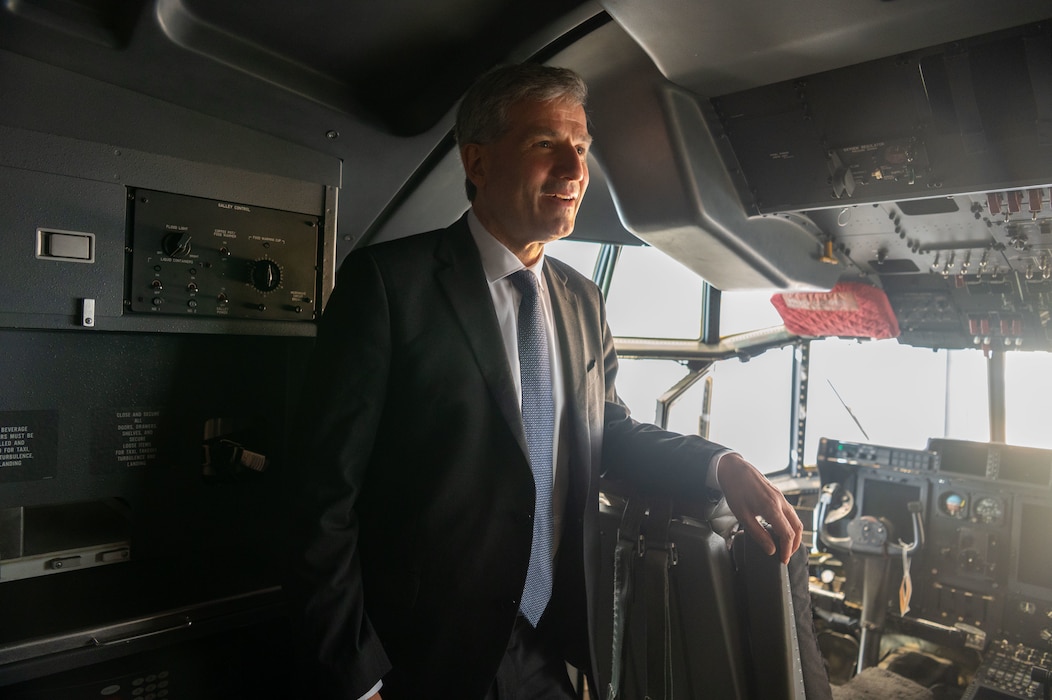 Metin Hakverdi, German Coordinator of Transatlantic Cooperation, tours a C-130J Super Hercules