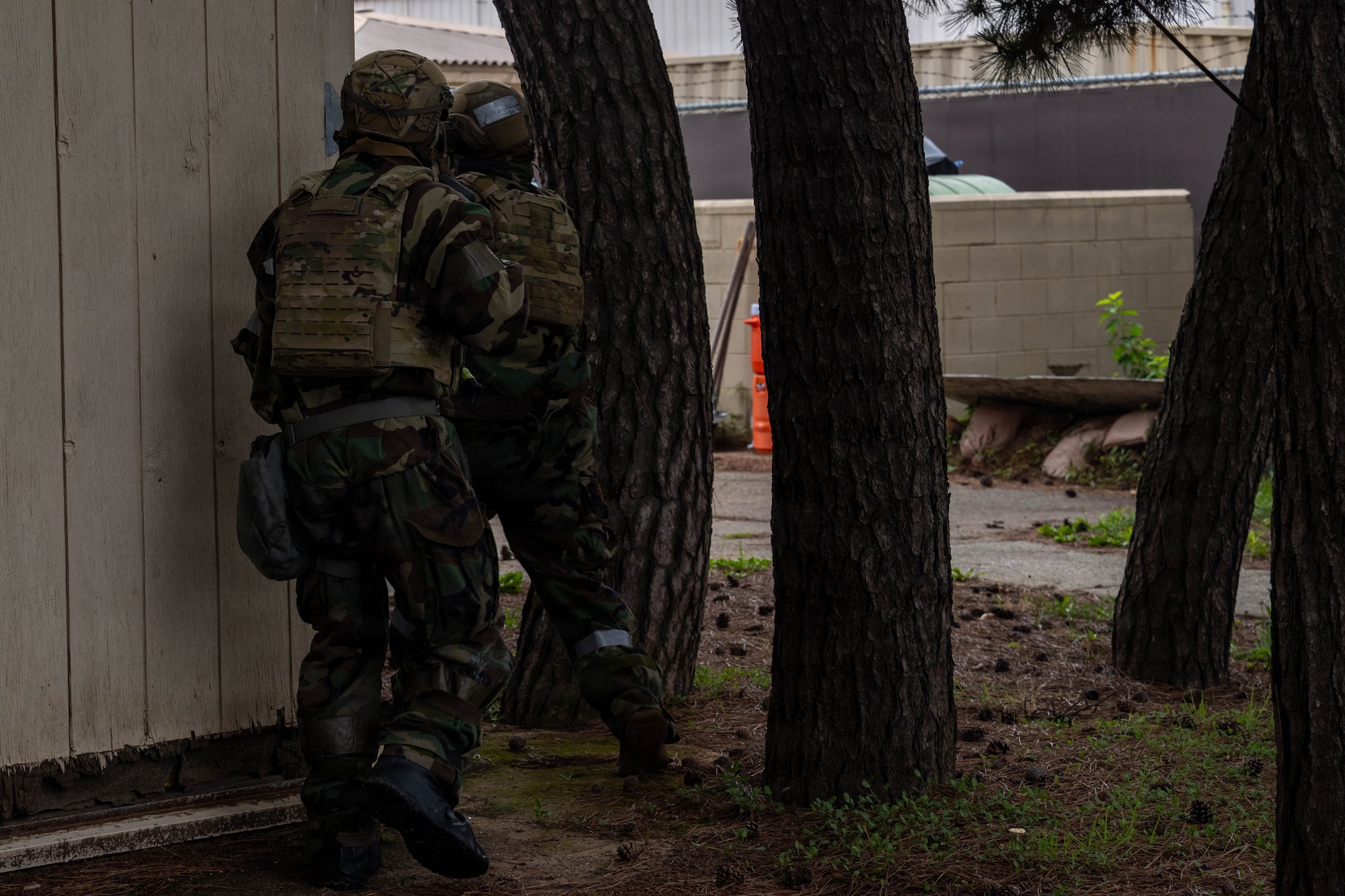 U.S. Air Force Airmen assigned to the 8th Fighter Wing perform a security sweep during an opposing force training scenario as part of exercise Beverly Sentinel 26-4 at Kunsan Air Base, Republic of Korea, July 22, 2026. Training scenarios focus on defensive maneuvers and infrastructure protection, reinforcing the Wing's capacity to safeguard personnel and assets against potential threats. (U.S. Air Force photo by Senior Airman Tabatha Chapman)