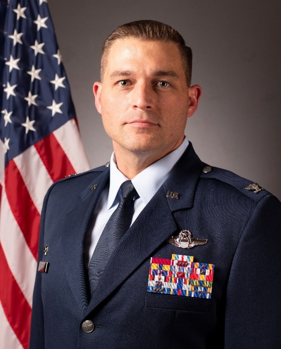 Official Bio photo of Colonel Oliver R. Lause, 35th Fighter Wing commander, at Misawa Air Base, Japan.