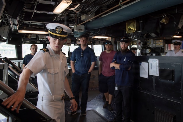 USS Mahan Hosts Tours During Rendez-vous Naval de Quebec (RVNQ) 2026