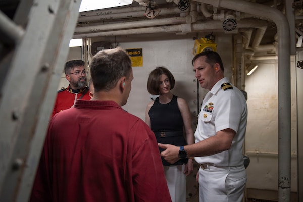 USS Mahan Hosts Tours During Rendez-vous Naval de Quebec (RVNQ) 2026