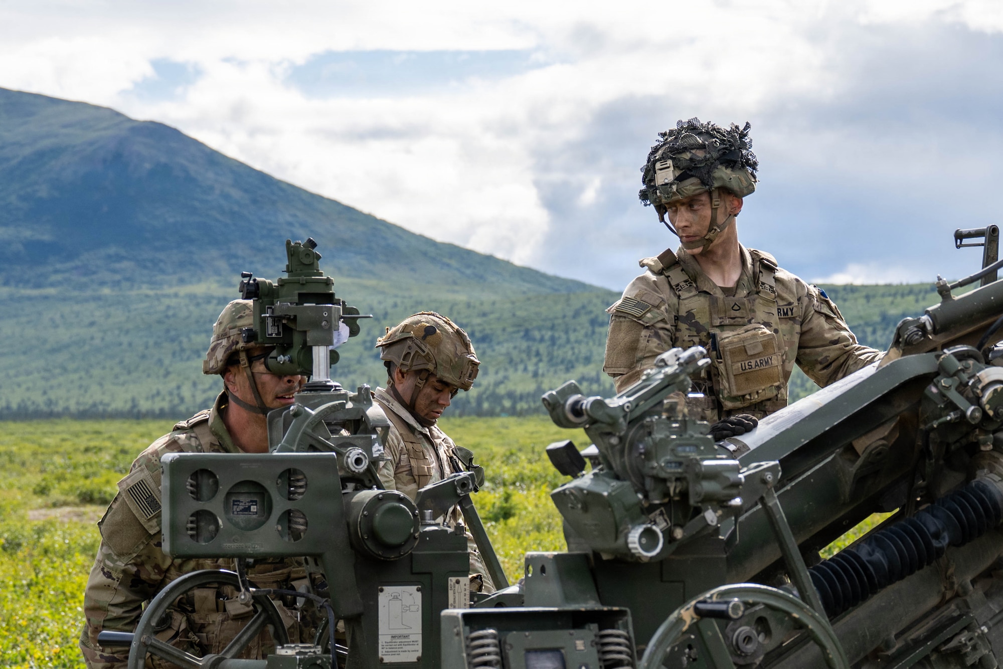 U.S. Soldiers assigned to the 2nd Battalion, 377th Parachute Field Artillery Regiment, 11th
Airborne Division, prepare an M777A2 medium towed howitzer for a dry fire exercise at Donnelly
Landing Zone, Alaska, July 13, 2026. The training reinforced the Soldiers’ ability to deliver
artillery support while allowing pilots and loadmasters to sharpen their skills in unfamiliar terrain.
(U.S. Air Force photo by Senior Airman Lauren Torres)