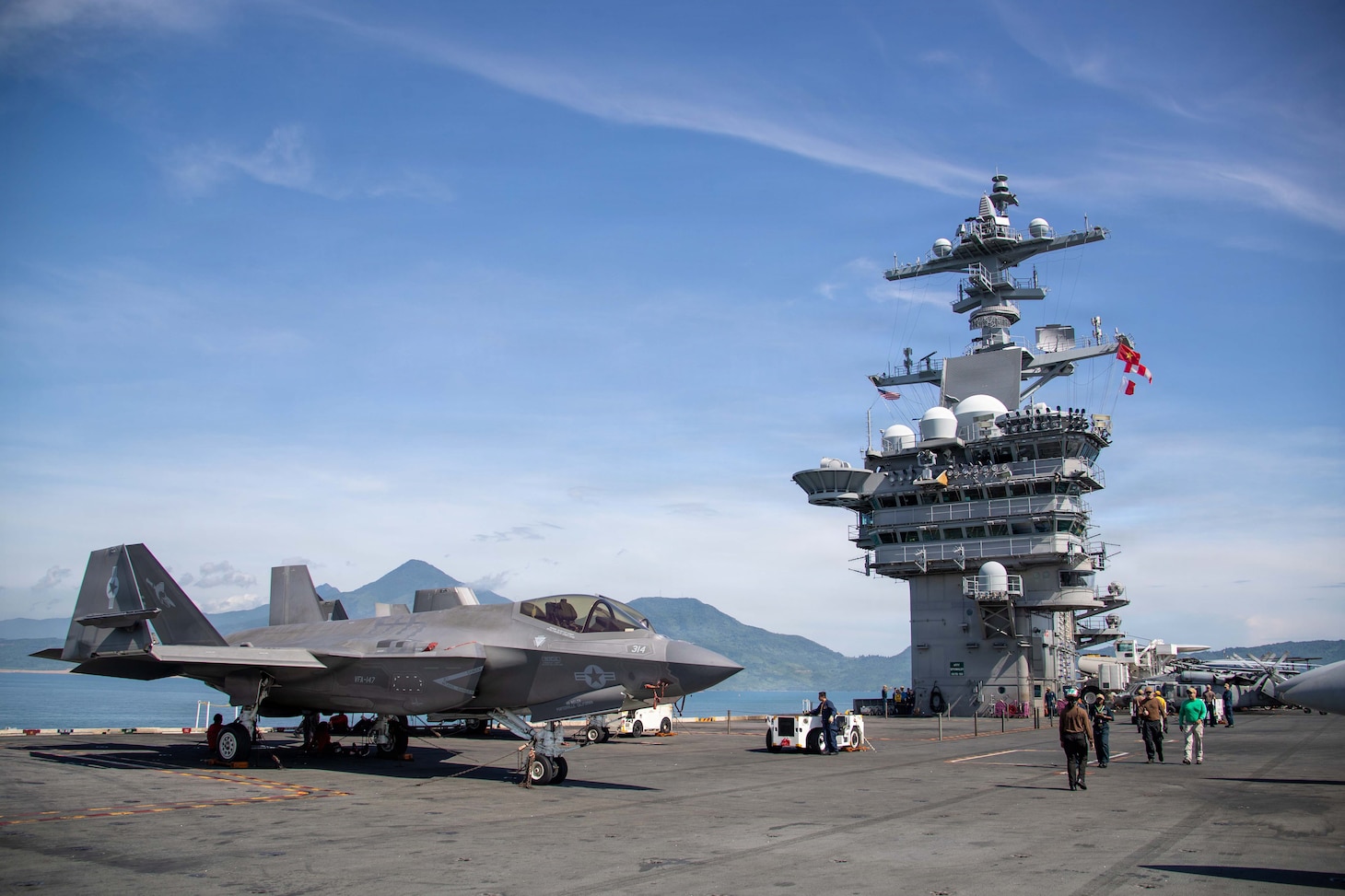 Nimitz-class aircraft carrier USS George Washington (CVN 73) arrives in Da Nang, Vietnam for a scheduled port visit, July 30, 2026. George Washington is the U.S. Navy’s premier forward-deployed aircraft carrier, a long-standing symbol of the United States’ commitment to maintaining a free and open Indo-Pacific, while operating alongside allies and partners across the U.S. Navy’s largest numbered fleet. (U.S. Navy photo by Mass Communication Specialist 3rd Class Estrella Velarde)