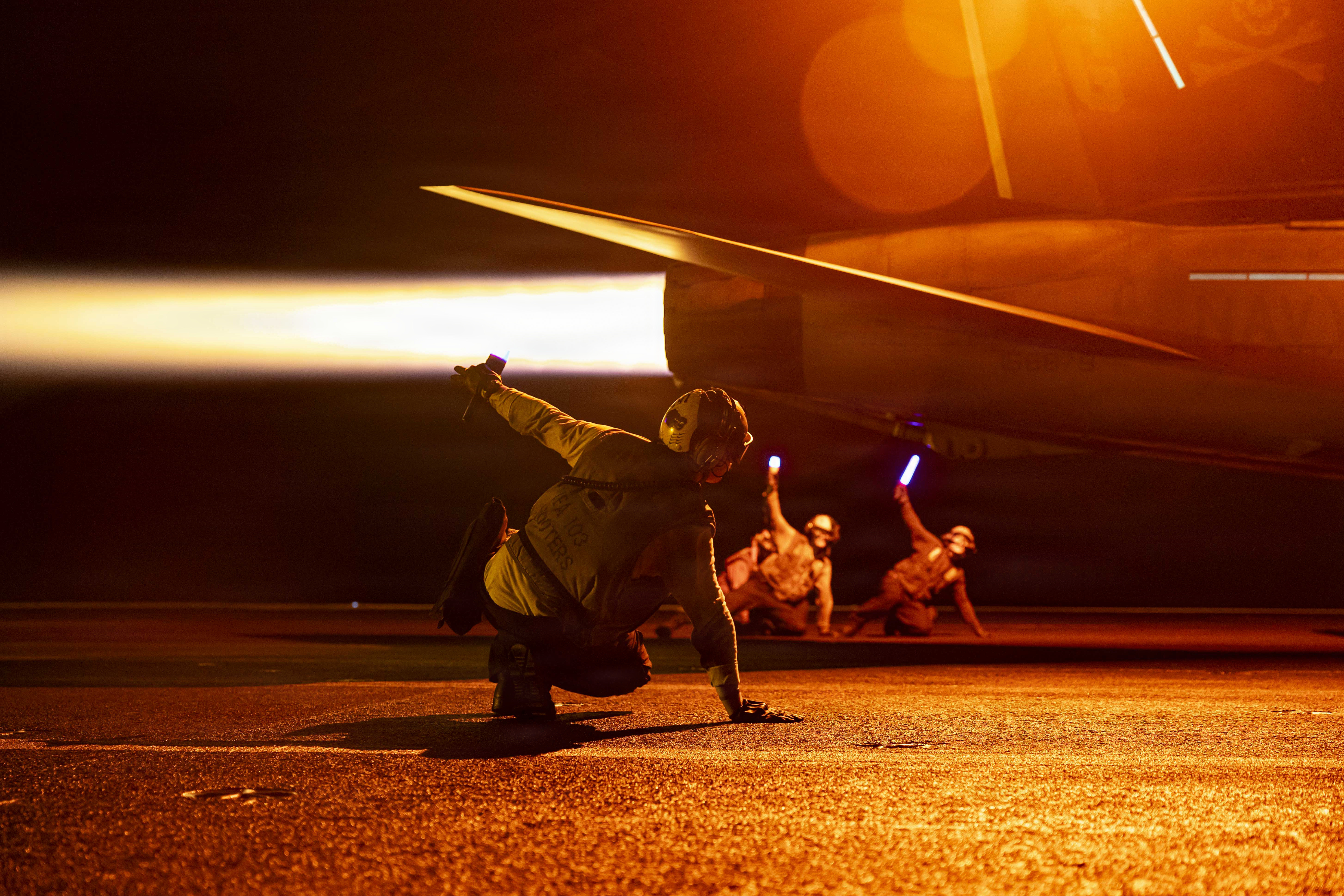 Operaciones nocturnas del portaaviones USS George H. W. Bush