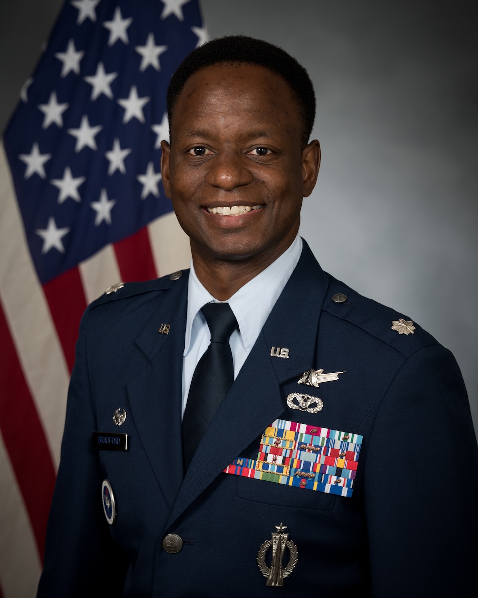 Lieutenant Colonel Michael A. Bradford Official Photo