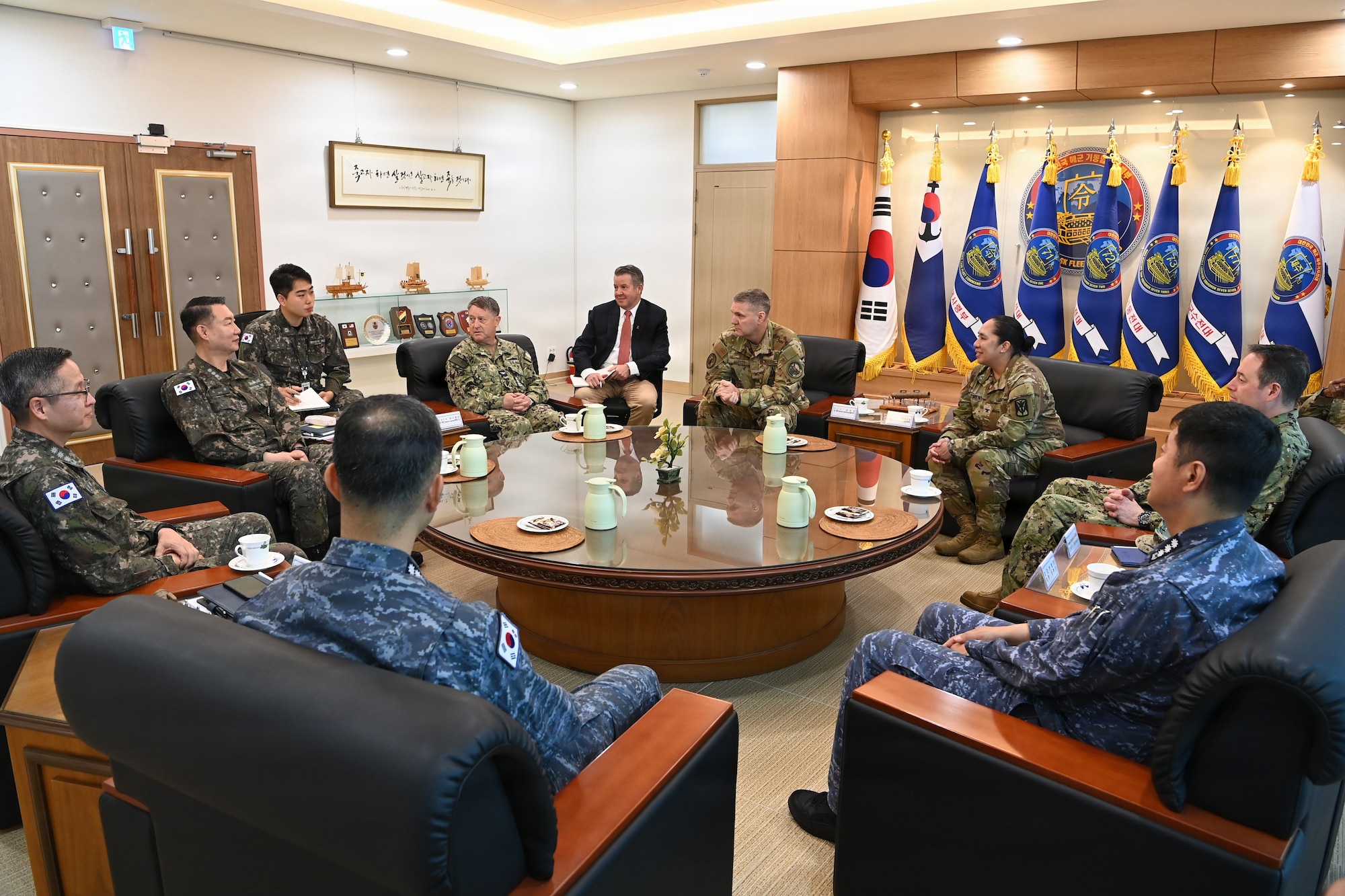 Photo of ROK and US military leaders at a meeting