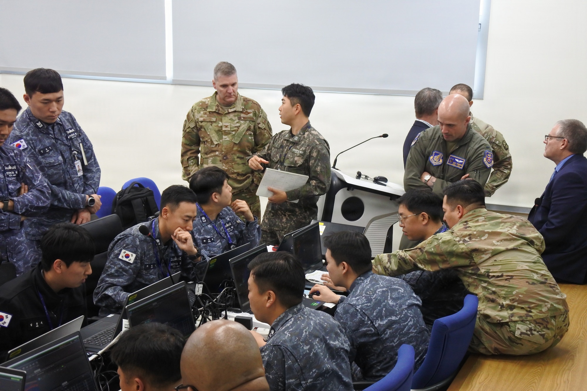 Photo of ROK military and US military collaborating together at an office