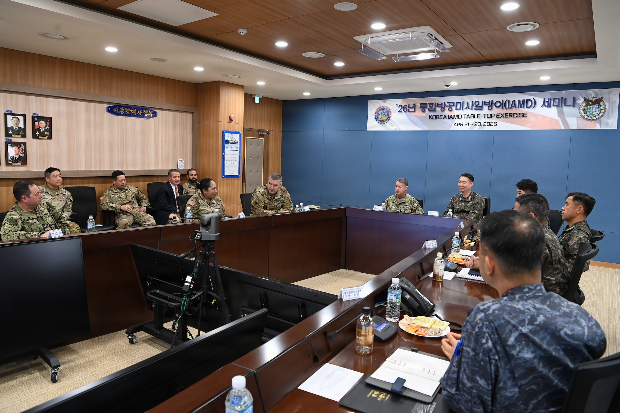 Photo of ROK military and US military at a meeting