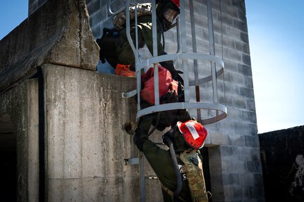 Service members from the New York and New Jersey National Guard Homeland Response Force conduct casualty extraction and hazardous environment response training under the instruction of the West Virginia National Guard during a regional CBRN response exercise. The training focused on lifesaving operations, interagency coordination and rapid response capabilities during large-scale domestic emergencies. (U.S. Army National Guard photo by Sgt. Tristan Murry)