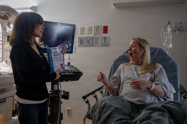 Author Heidi Murkoff presents a copy of her pregnancy guide, “What to Expect When You’re Expecting”, to U.S. Navy veteran Julia Baily, at Naval Medical Center San Diego, May 28. Murkoff visited NMCSD to boost morale by interacting with staff and patients. NMCSD employs more than 5,500 active-duty military personnel, civilians, and contractors in Southern California to deliver exceptional care afloat and ashore. (U.S. Navy photo by Mass Communication Specialist 3rd Class Jason Afable)
