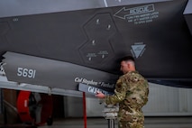 Crew Chief reveals new commander name on f-35 jet