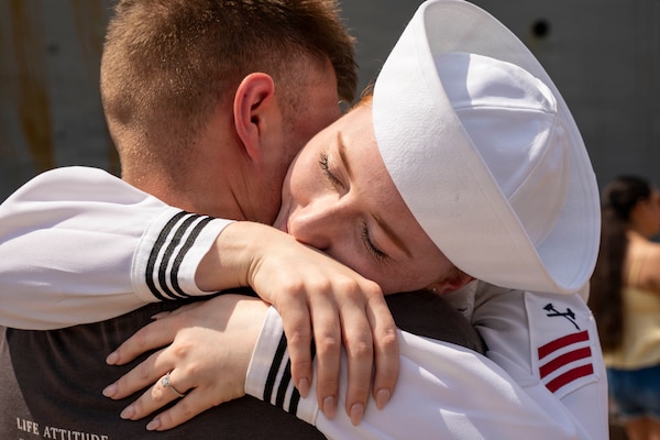 NORFOLK, VA. (June 6, 2026) U.S. Navy Damage Controlman Fireman Emma Tripp greets her partner following a 10-month deployment as part of the Iwo Jima Amphibious Ready Group (IWO ARG). Iwo Jima, the flagship of the IWO ARG, deployed to the Caribbean in support of U.S. Southern Command, Department of War-directed operations, and the president’s priorities to disrupt illicit drug trafficking and protect the homeland. (U.S. Navy photo by Mass Communication Specialist 3rd Class Greggory Fisher)
