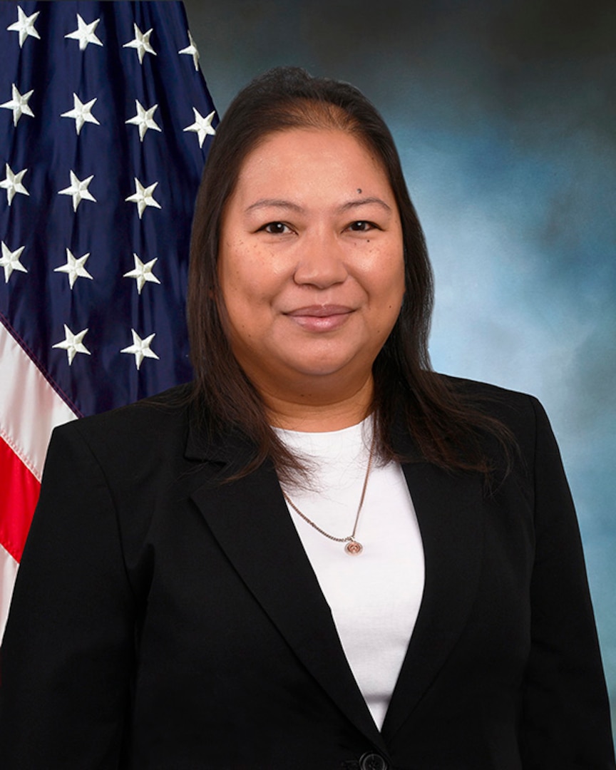 Official portrait of a woman in front of U.S. and DLA flags.