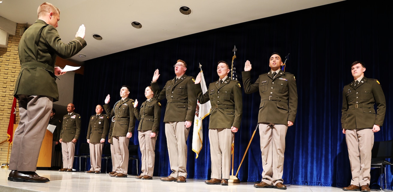 Illinois Army National Guard 1st Lt. Floyd Bastien administers the State of Illinois Oath of Office to five newly commissioned Illinois Army National Guard second lieutenants during Northern Illinois University’s Army ROTC Commissioning Ceremony.