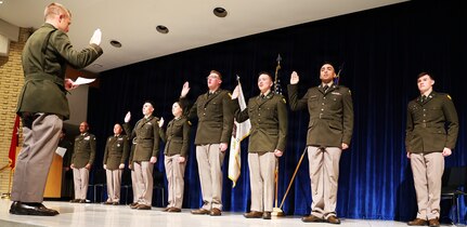 Illinois Army National Guard 1st Lt. Floyd Bastien administers the State of Illinois Oath of Office to five newly commissioned Illinois Army National Guard second lieutenants during Northern Illinois University’s Army ROTC Commissioning Ceremony.