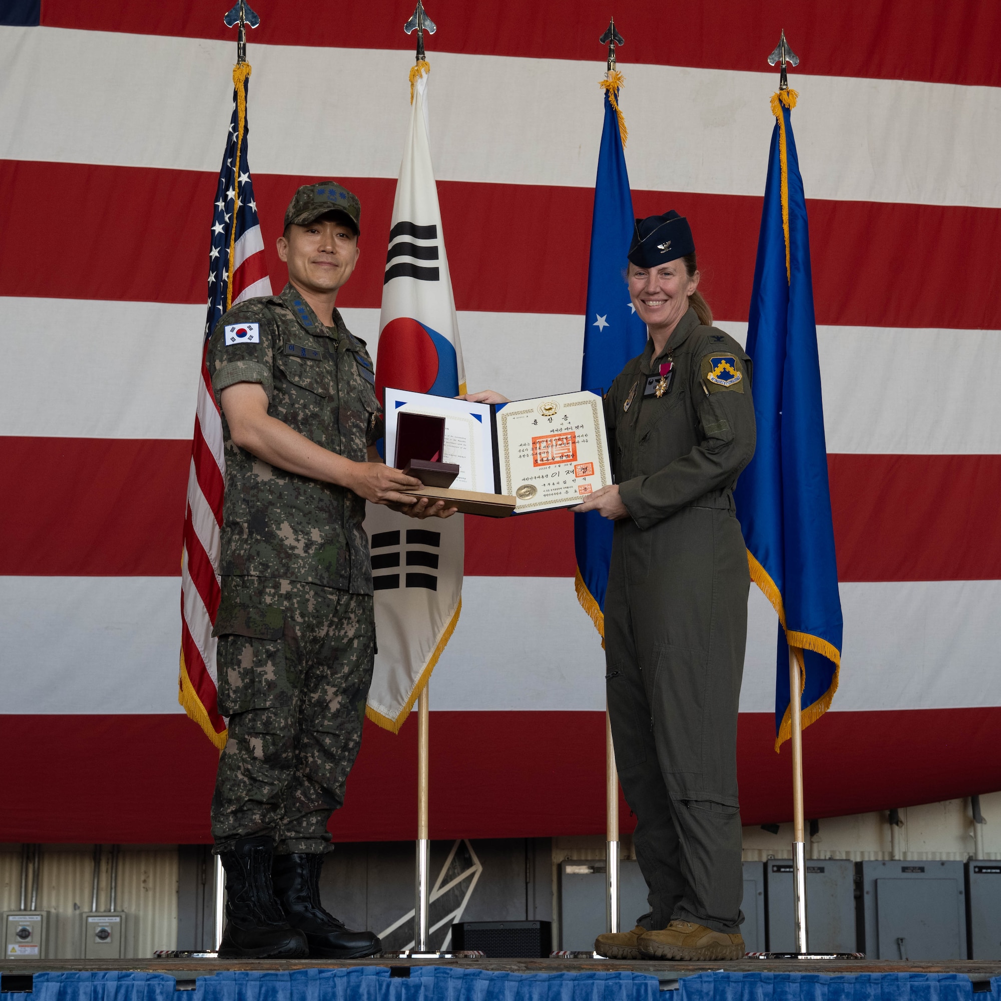 Commander receives certificate.