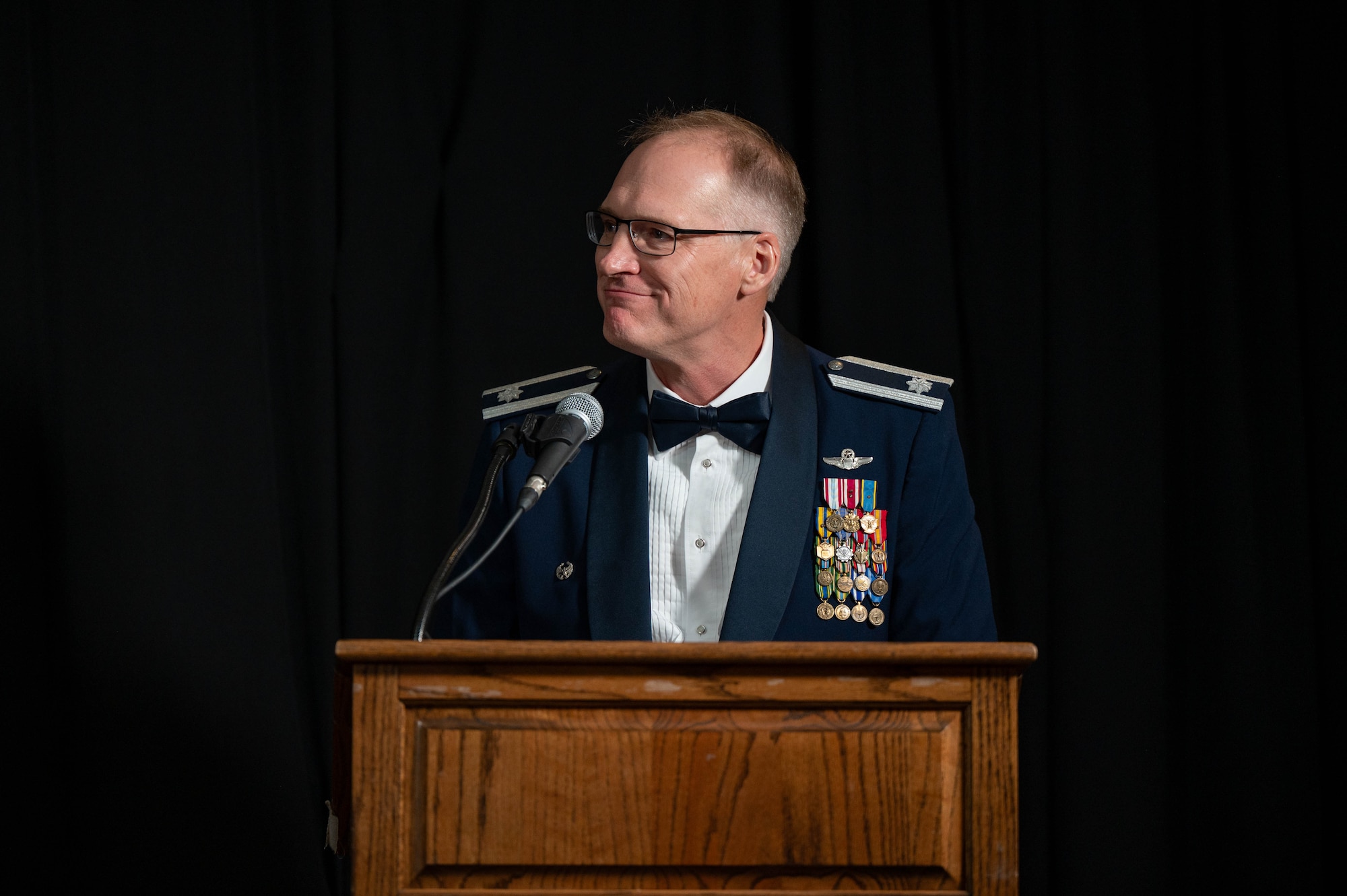 The guest speaker of the graduation ceremony delivers remarks.