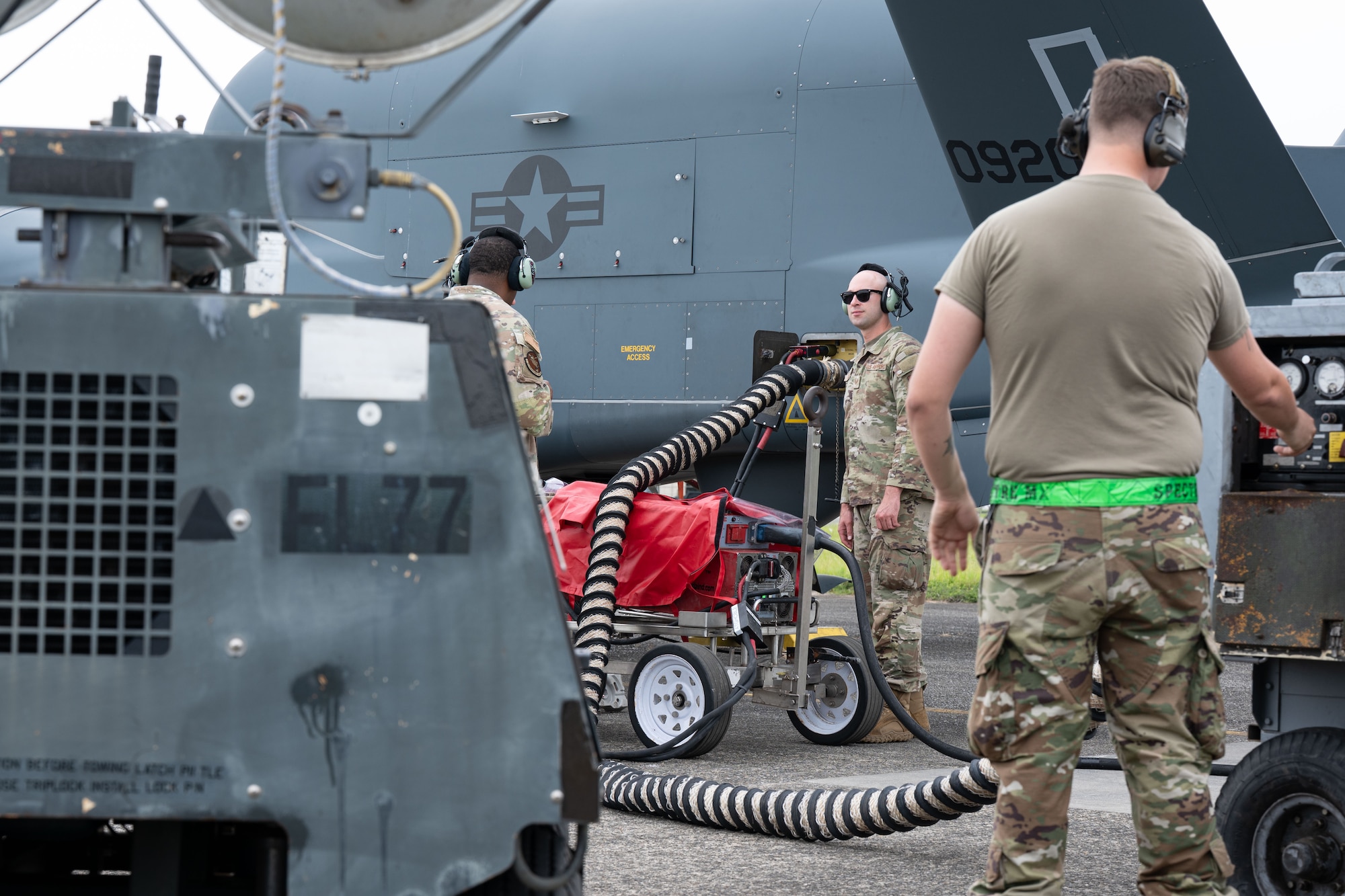 Servicemembers perform maintenance on an aircraft