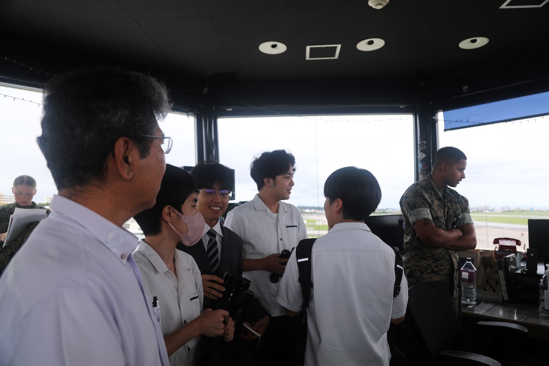 6月11日、海兵隊普天間航空基地に、地元宜野湾市にある沖縄カトリック高校の2年生4人が訪れました。生徒たちは平和について学ぶゼミ活動の一環として基地を訪れ、普段触れる機会の少ない基地の役割や、そこで働く人々について直接学びました。