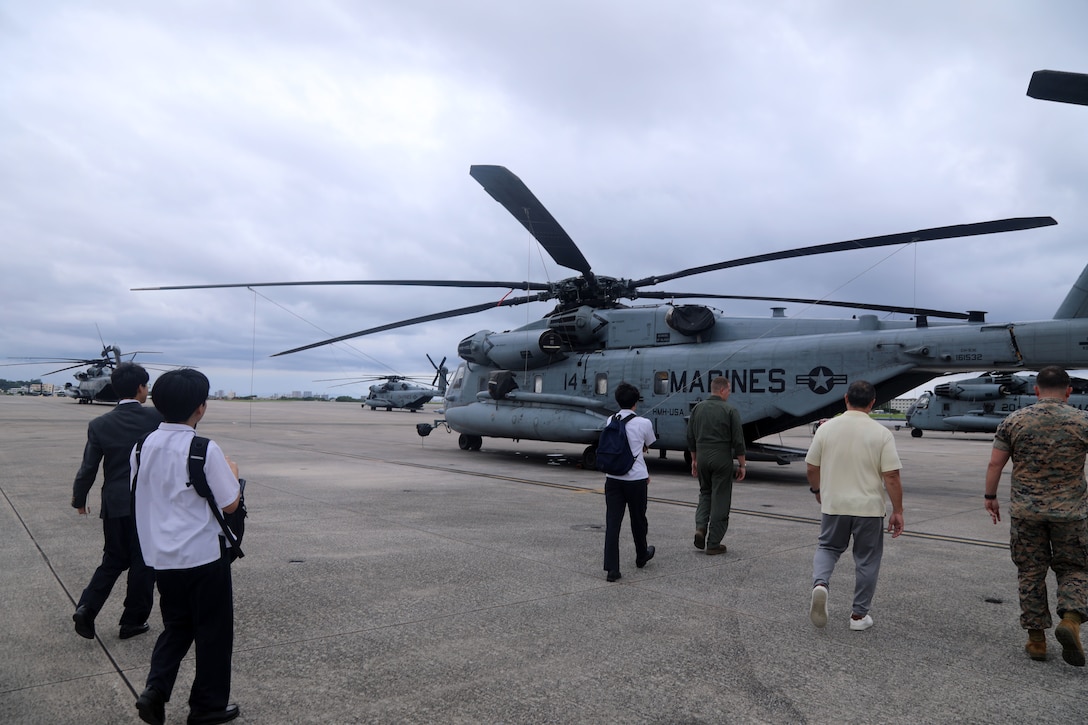 6月11日、海兵隊普天間航空基地に、地元宜野湾市にある沖縄カトリック高校の2年生4人が訪れました。生徒たちは平和について学ぶゼミ活動の一環として基地を訪れ、普段触れる機会の少ない基地の役割や、そこで働く人々について直接学びました。