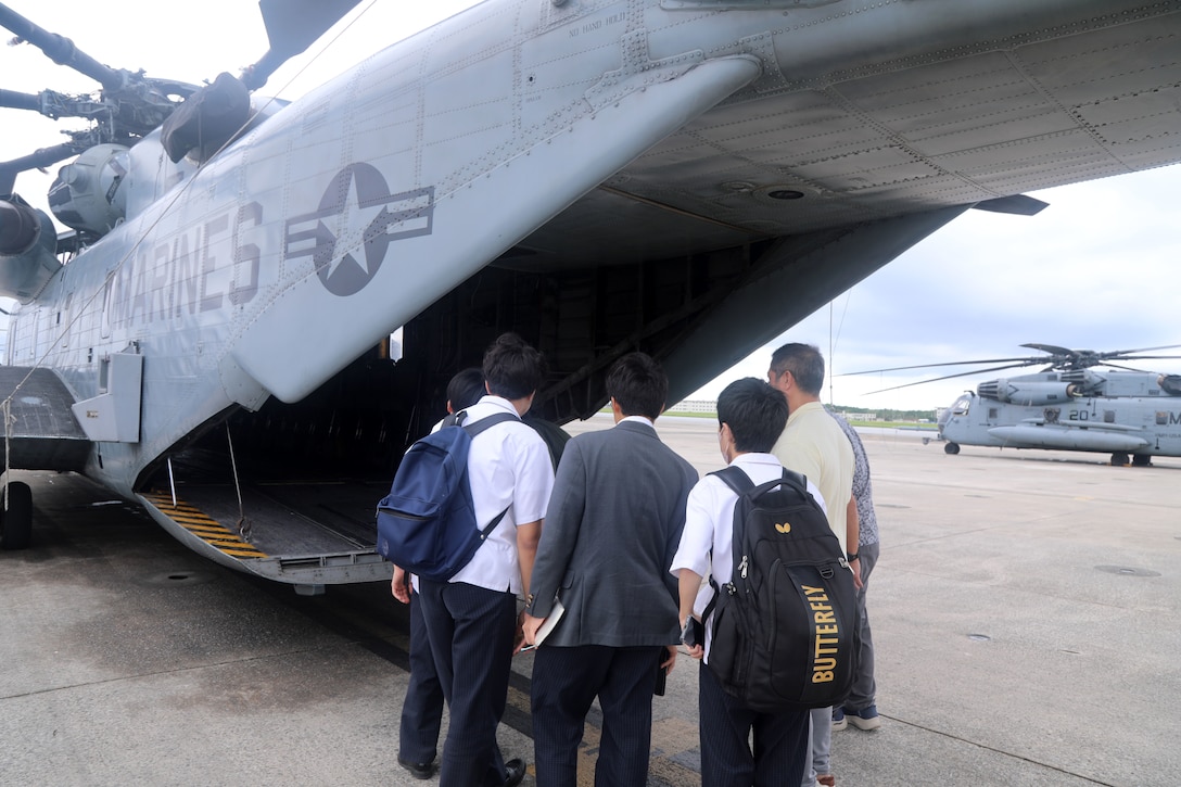 6月11日、海兵隊普天間航空基地に、地元宜野湾市にある沖縄カトリック高校の2年生4人が訪れました。生徒たちは平和について学ぶゼミ活動の一環として基地を訪れ、普段触れる機会の少ない基地の役割や、そこで働く人々について直接学びました。