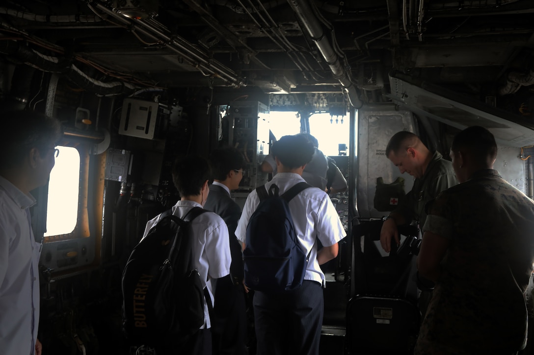 6月11日、海兵隊普天間航空基地に、地元宜野湾市にある沖縄カトリック高校の2年生4人が訪れました。生徒たちは平和について学ぶゼミ活動の一環として基地を訪れ、普段触れる機会の少ない基地の役割や、そこで働く人々について直接学びました。