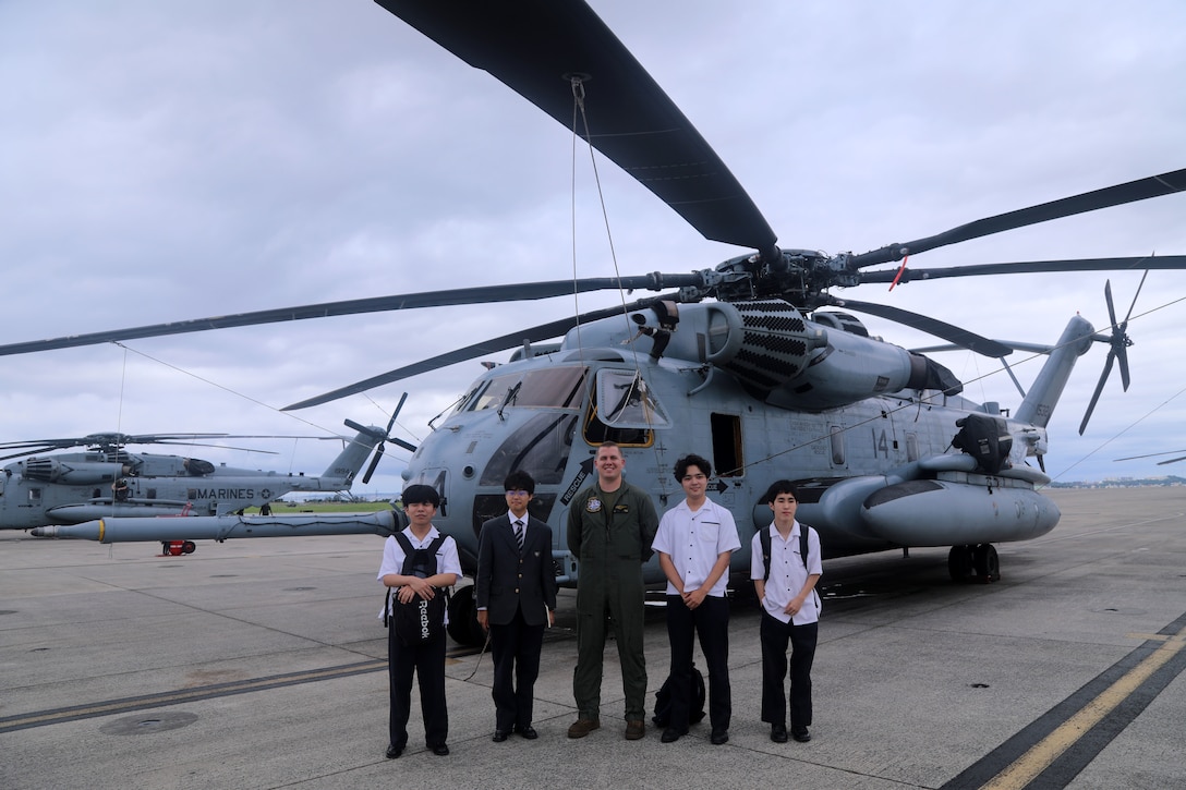 6月11日、海兵隊普天間航空基地に、地元宜野湾市にある沖縄カトリック高校の2年生4人が訪れました。生徒たちは平和について学ぶゼミ活動の一環として基地を訪れ、普段触れる機会の少ない基地の役割や、そこで働く人々について直接学びました。
