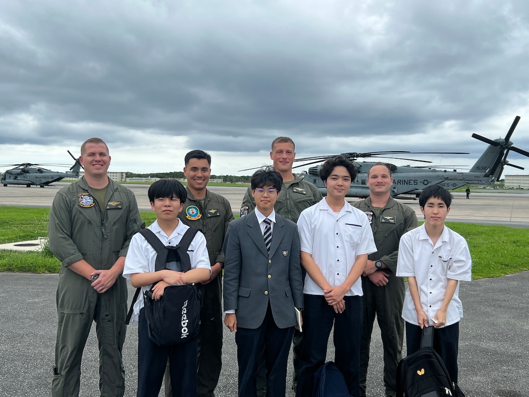 6月11日、海兵隊普天間航空基地に、地元宜野湾市にある沖縄カトリック高校の2年生4人が訪れました。生徒たちは平和について学ぶゼミ活動の一環として基地を訪れ、普段触れる機会の少ない基地の役割や、そこで働く人々について直接学びました。