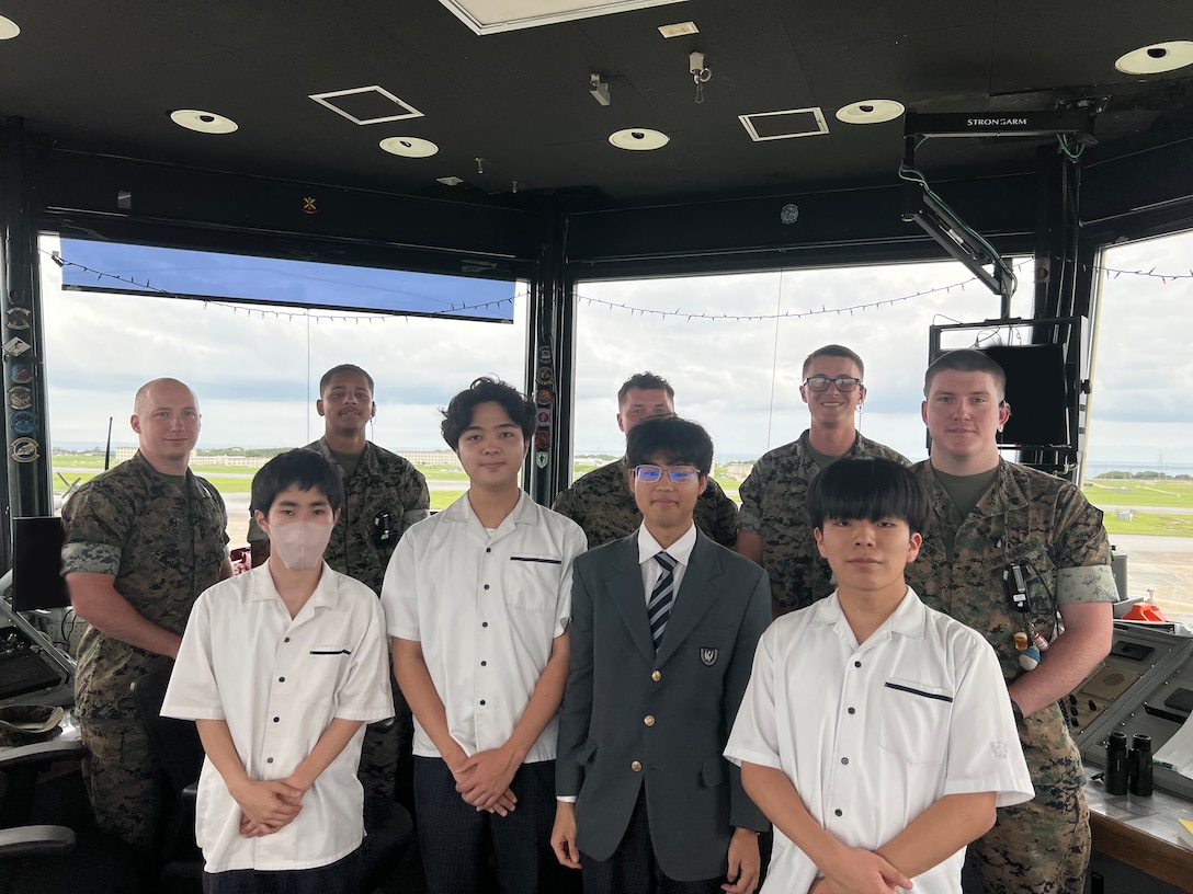 6月11日、海兵隊普天間航空基地に、地元宜野湾市にある沖縄カトリック高校の2年生4人が訪れました。生徒たちは平和について学ぶゼミ活動の一環として基地を訪れ、普段触れる機会の少ない基地の役割や、そこで働く人々について直接学びました。