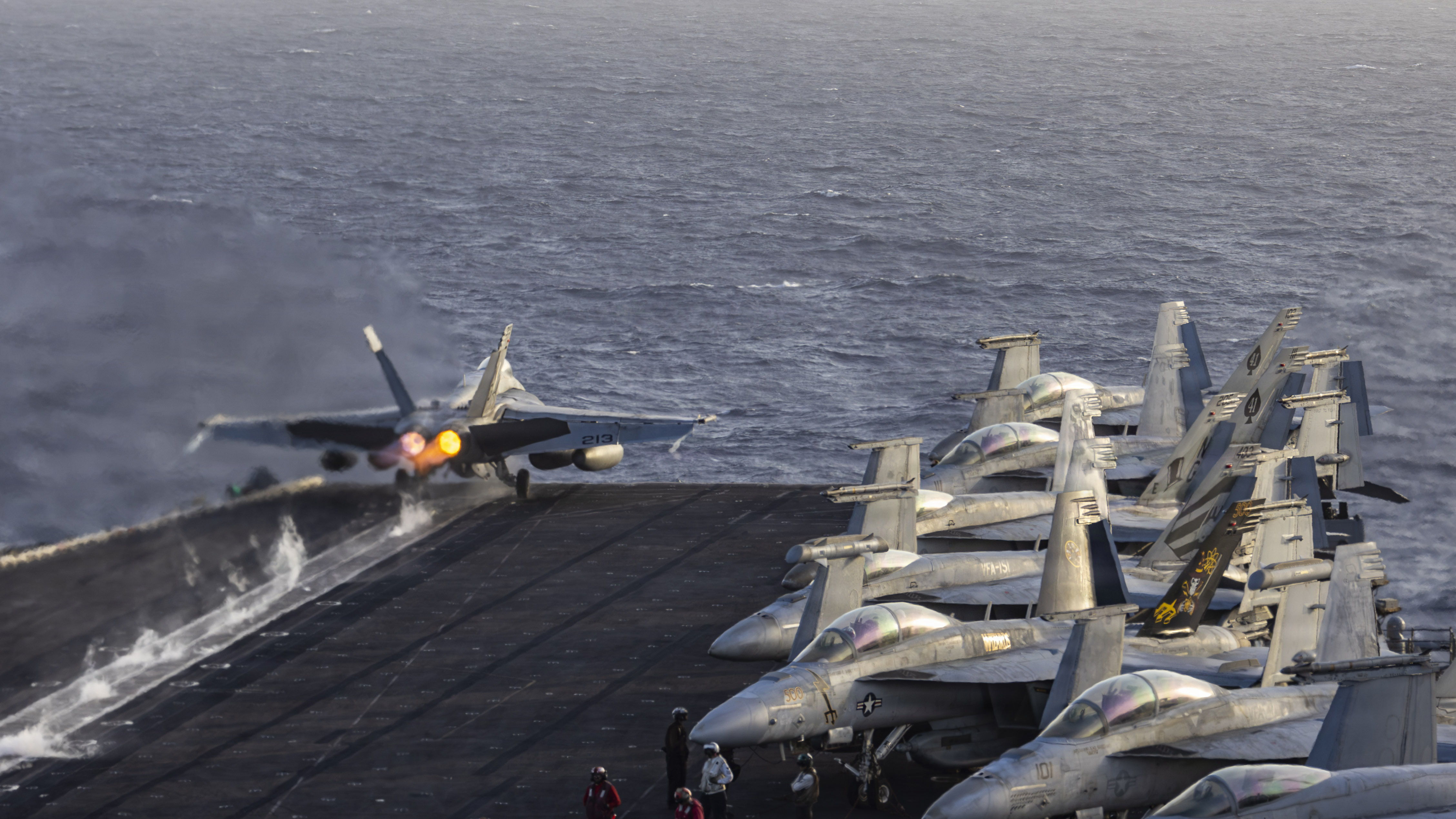 Un F/A-18E despega del USS Abraham Lincoln durante operaciones en Medio Oriente