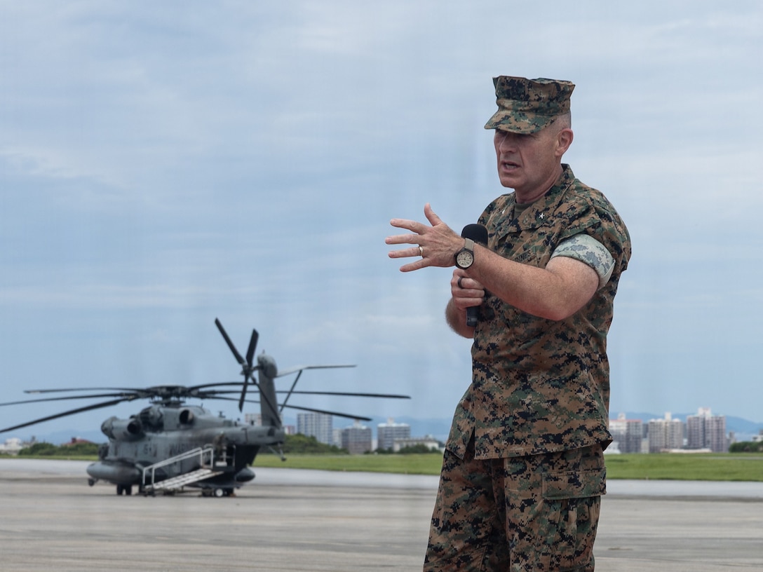 6月12日、海兵隊普天間航空基地において、海兵隊太平洋基地司令官の指揮交代式が執り行われました。